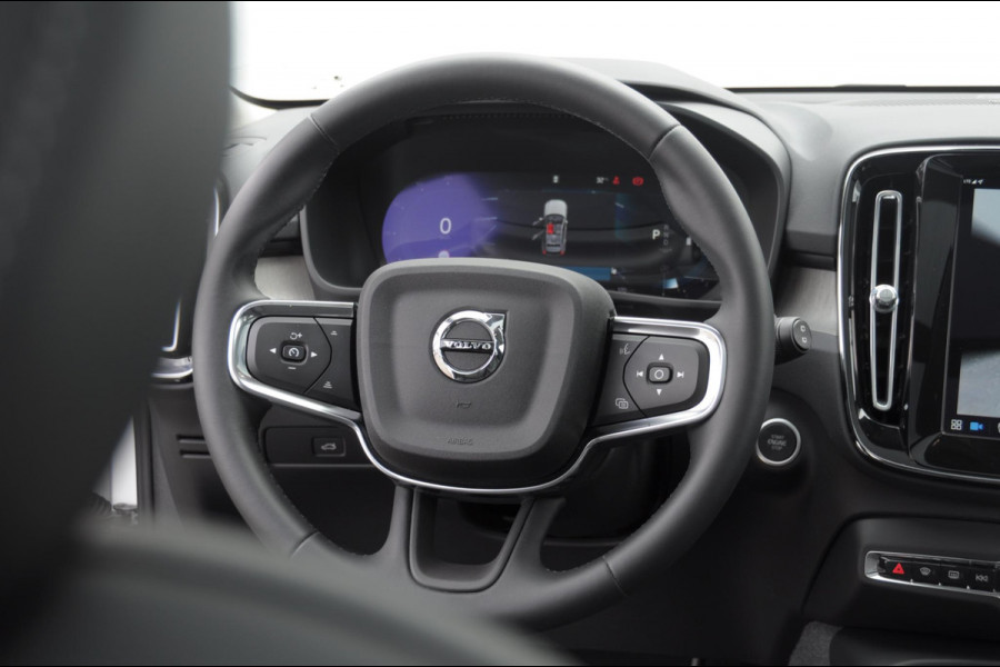 Volvo XC40 211PK Automaat B4 Ultra Dark / Adaptive cruise control / Trekhaak / Elektrische stoelen / Harman Kardon audio / Pilot assist / BLIS / Stoel en stuur verwarming / Elektrische achterklep / Parkeersensoren met 360 camera / Google infotainment