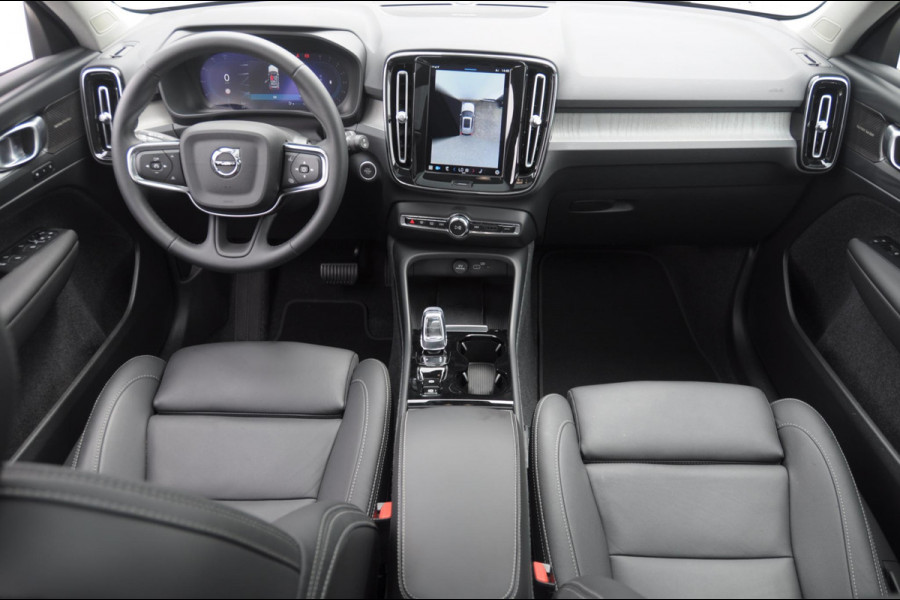 Volvo XC40 211PK Automaat B4 Ultra Dark / Adaptive cruise control / Trekhaak / Elektrische stoelen / Harman Kardon audio / Pilot assist / BLIS / Stoel en stuur verwarming / Elektrische achterklep / Parkeersensoren met 360 camera / Google infotainment