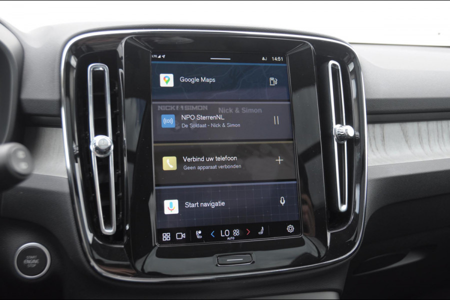 Volvo XC40 211PK Automaat B4 Ultra Dark / Adaptive cruise control / Trekhaak / Elektrische stoelen / Harman Kardon audio / Pilot assist / BLIS / Stoel en stuur verwarming / Elektrische achterklep / Parkeersensoren met 360 camera / Google infotainment