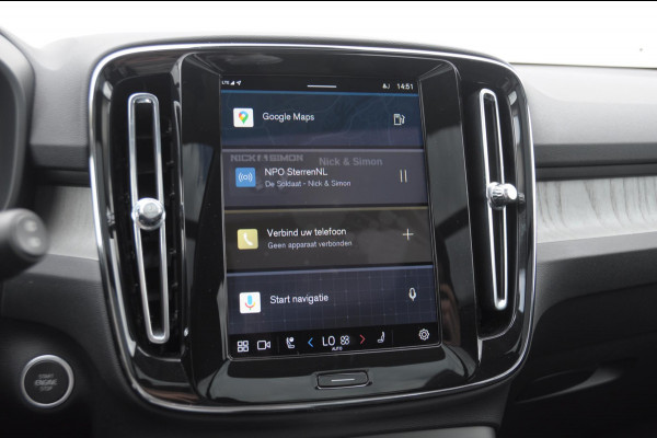 Volvo XC40 211PK Automaat B4 Ultra Dark / Adaptive cruise control / Trekhaak / Elektrische stoelen / Harman Kardon audio / Pilot assist / BLIS / Stoel en stuur verwarming / Elektrische achterklep / Parkeersensoren met 360 camera / Google infotainment