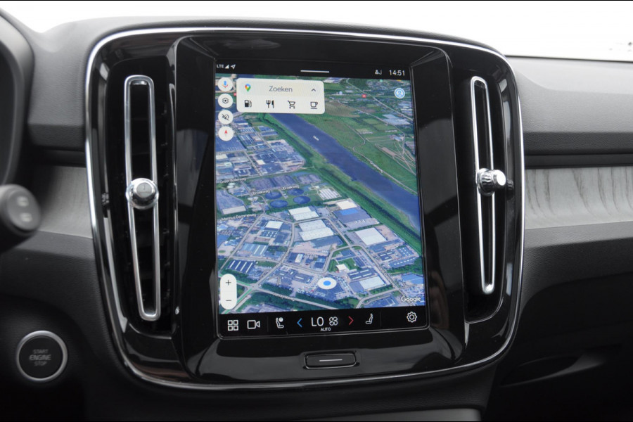 Volvo XC40 211PK Automaat B4 Ultra Dark / Adaptive cruise control / Trekhaak / Elektrische stoelen / Harman Kardon audio / Pilot assist / BLIS / Stoel en stuur verwarming / Elektrische achterklep / Parkeersensoren met 360 camera / Google infotainment