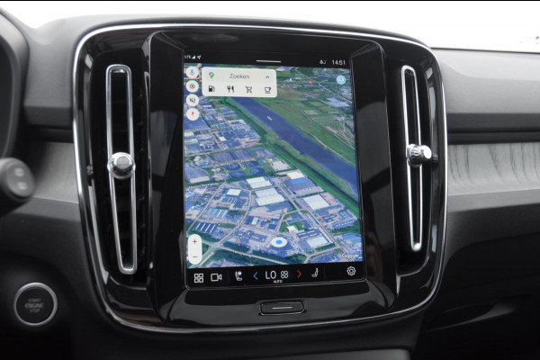 Volvo XC40 211PK Automaat B4 Ultra Dark / Adaptive cruise control / Trekhaak / Elektrische stoelen / Harman Kardon audio / Pilot assist / BLIS / Stoel en stuur verwarming / Elektrische achterklep / Parkeersensoren met 360 camera / Google infotainment