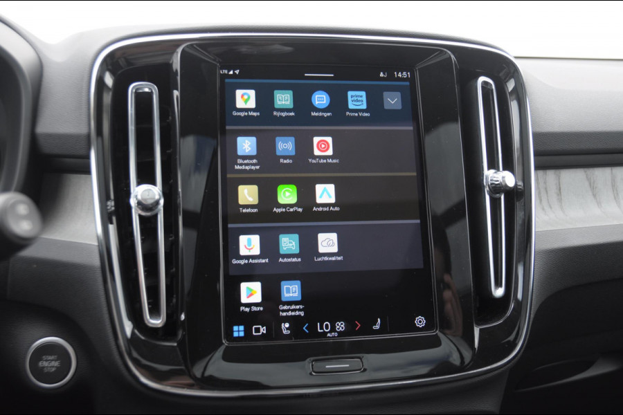 Volvo XC40 211PK Automaat B4 Ultra Dark / Adaptive cruise control / Trekhaak / Elektrische stoelen / Harman Kardon audio / Pilot assist / BLIS / Stoel en stuur verwarming / Elektrische achterklep / Parkeersensoren met 360 camera / Google infotainment