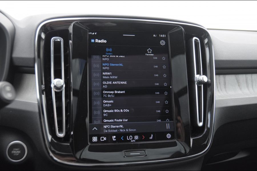 Volvo XC40 211PK Automaat B4 Ultra Dark / Adaptive cruise control / Trekhaak / Elektrische stoelen / Harman Kardon audio / Pilot assist / BLIS / Stoel en stuur verwarming / Elektrische achterklep / Parkeersensoren met 360 camera / Google infotainment