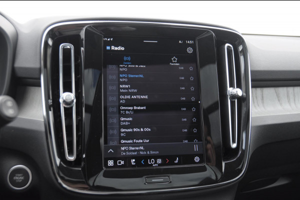Volvo XC40 211PK Automaat B4 Ultra Dark / Adaptive cruise control / Trekhaak / Elektrische stoelen / Harman Kardon audio / Pilot assist / BLIS / Stoel en stuur verwarming / Elektrische achterklep / Parkeersensoren met 360 camera / Google infotainment