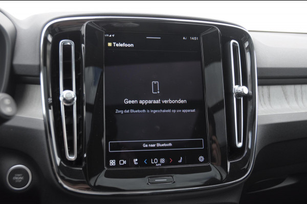 Volvo XC40 211PK Automaat B4 Ultra Dark / Adaptive cruise control / Trekhaak / Elektrische stoelen / Harman Kardon audio / Pilot assist / BLIS / Stoel en stuur verwarming / Elektrische achterklep / Parkeersensoren met 360 camera / Google infotainment