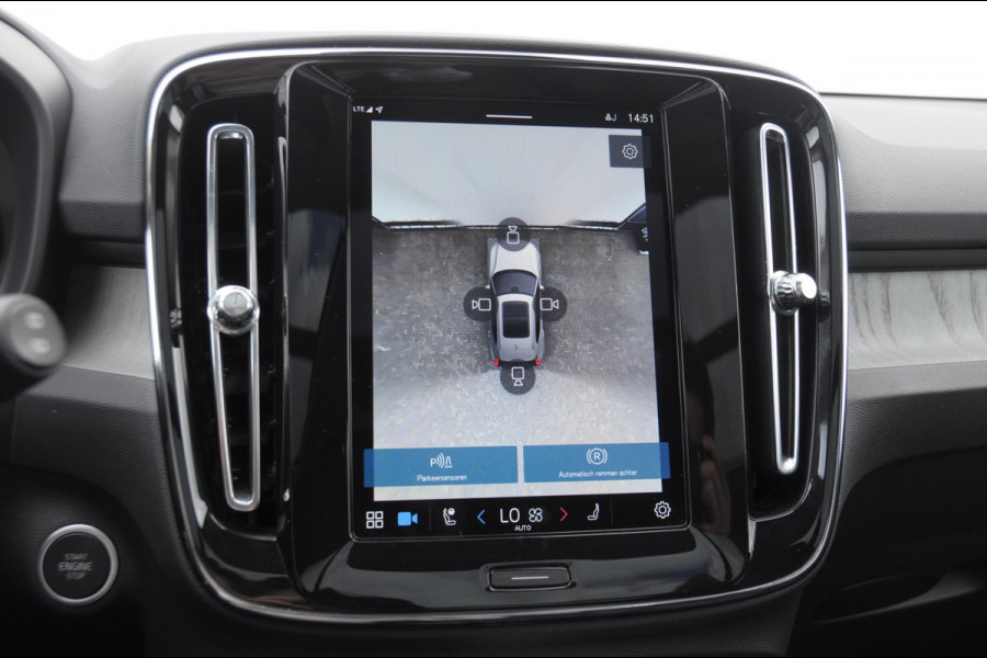 Volvo XC40 211PK Automaat B4 Ultra Dark / Adaptive cruise control / Trekhaak / Elektrische stoelen / Harman Kardon audio / Pilot assist / BLIS / Stoel en stuur verwarming / Elektrische achterklep / Parkeersensoren met 360 camera / Google infotainment