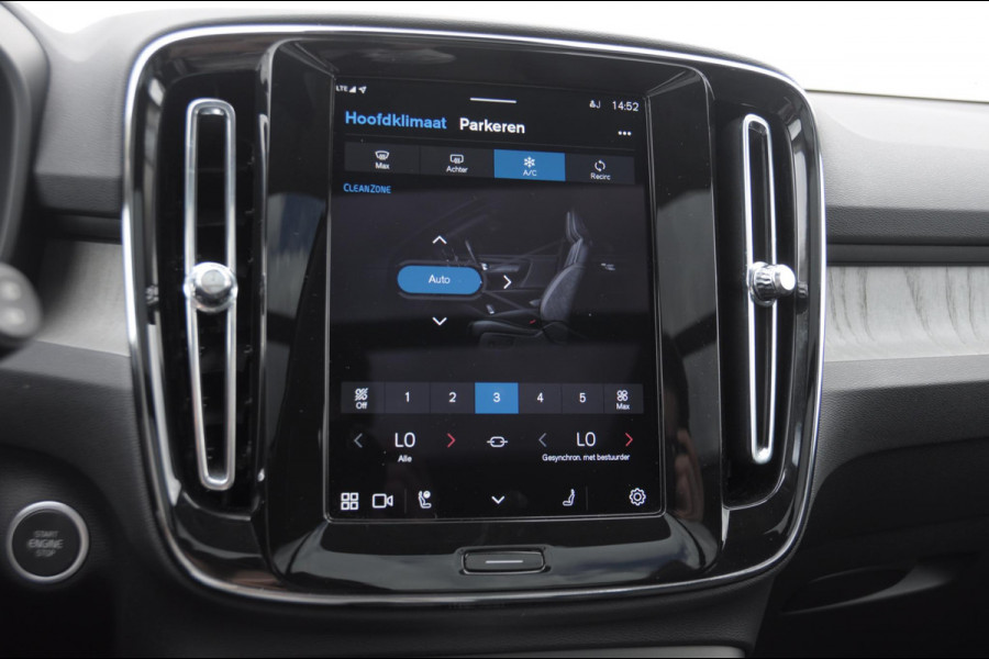 Volvo XC40 211PK Automaat B4 Ultra Dark / Adaptive cruise control / Trekhaak / Elektrische stoelen / Harman Kardon audio / Pilot assist / BLIS / Stoel en stuur verwarming / Elektrische achterklep / Parkeersensoren met 360 camera / Google infotainment