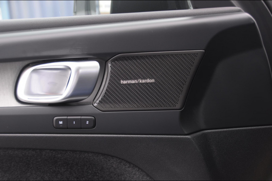 Volvo XC40 211PK Automaat B4 Ultra Dark / Adaptive cruise control / Trekhaak / Elektrische stoelen / Harman Kardon audio / Pilot assist / BLIS / Stoel en stuur verwarming / Elektrische achterklep / Parkeersensoren met 360 camera / Google infotainment