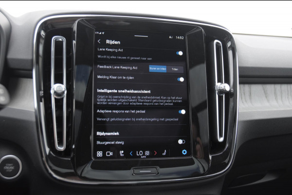 Volvo XC40 211PK Automaat B4 Ultra Dark / Adaptive cruise control / Trekhaak / Elektrische stoelen / Harman Kardon audio / Pilot assist / BLIS / Stoel en stuur verwarming / Elektrische achterklep / Parkeersensoren met 360 camera / Google infotainment