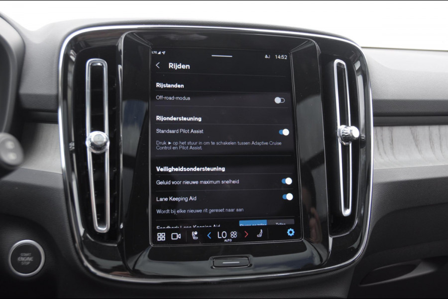 Volvo XC40 211PK Automaat B4 Ultra Dark / Adaptive cruise control / Trekhaak / Elektrische stoelen / Harman Kardon audio / Pilot assist / BLIS / Stoel en stuur verwarming / Elektrische achterklep / Parkeersensoren met 360 camera / Google infotainment