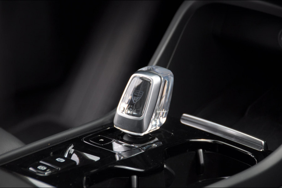 Volvo XC40 211PK Automaat B4 Ultra Dark / Adaptive cruise control / Trekhaak / Elektrische stoelen / Harman Kardon audio / Pilot assist / BLIS / Stoel en stuur verwarming / Elektrische achterklep / Parkeersensoren met 360 camera / Google infotainment