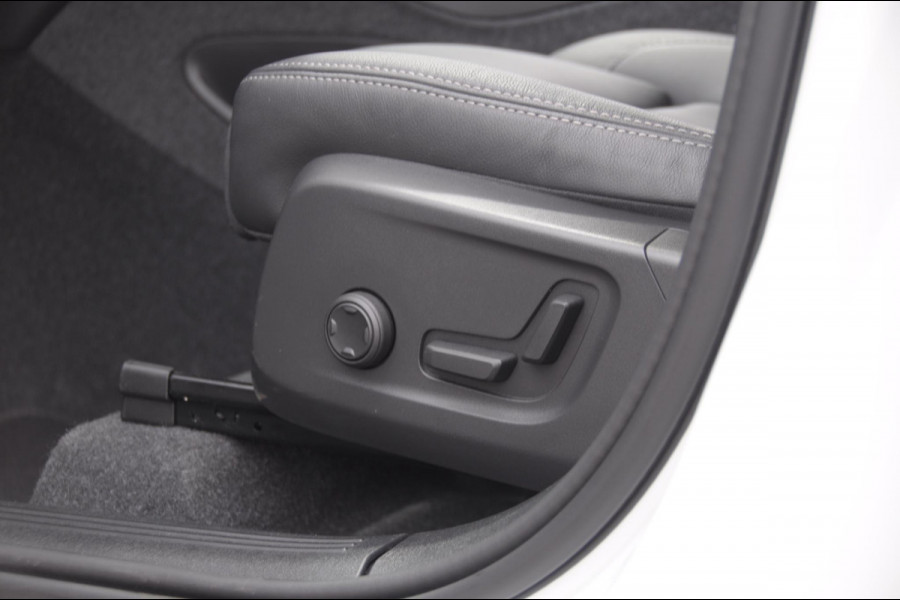 Volvo XC40 211PK Automaat B4 Ultra Dark / Adaptive cruise control / Trekhaak / Elektrische stoelen / Harman Kardon audio / Pilot assist / BLIS / Stoel en stuur verwarming / Elektrische achterklep / Parkeersensoren met 360 camera / Google infotainment