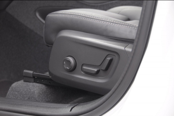 Volvo XC40 211PK Automaat B4 Ultra Dark / Adaptive cruise control / Trekhaak / Elektrische stoelen / Harman Kardon audio / Pilot assist / BLIS / Stoel en stuur verwarming / Elektrische achterklep / Parkeersensoren met 360 camera / Google infotainment