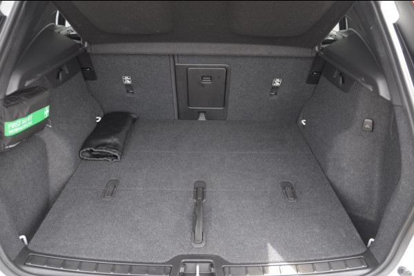 Volvo XC40 211PK Automaat B4 Ultra Dark / Adaptive cruise control / Trekhaak / Elektrische stoelen / Harman Kardon audio / Pilot assist / BLIS / Stoel en stuur verwarming / Elektrische achterklep / Parkeersensoren met 360 camera / Google infotainment