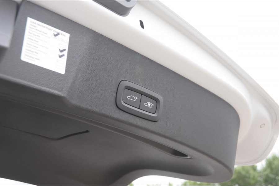 Volvo XC40 211PK Automaat B4 Ultra Dark / Adaptive cruise control / Trekhaak / Elektrische stoelen / Harman Kardon audio / Pilot assist / BLIS / Stoel en stuur verwarming / Elektrische achterklep / Parkeersensoren met 360 camera / Google infotainment