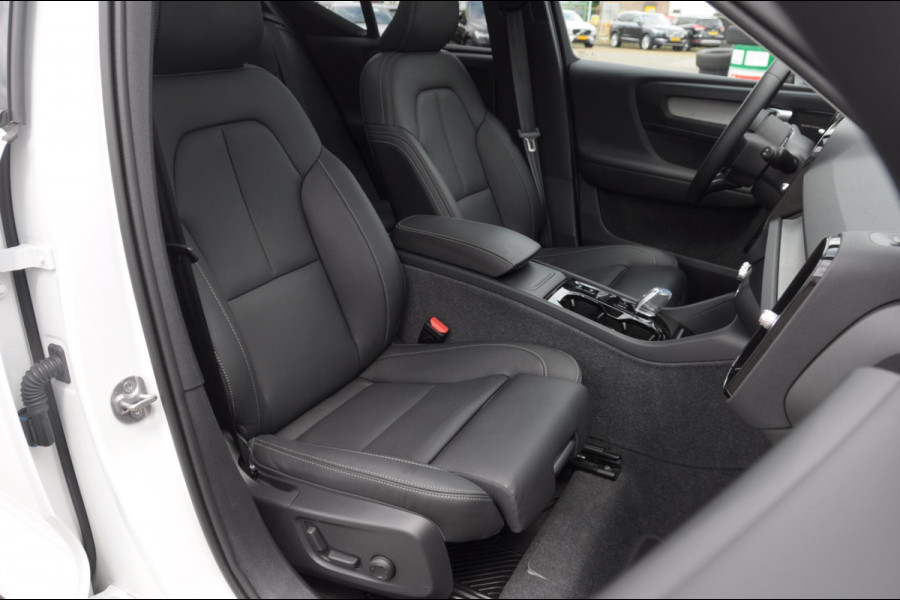 Volvo XC40 211PK Automaat B4 Ultra Dark / Adaptive cruise control / Trekhaak / Elektrische stoelen / Harman Kardon audio / Pilot assist / BLIS / Stoel en stuur verwarming / Elektrische achterklep / Parkeersensoren met 360 camera / Google infotainment