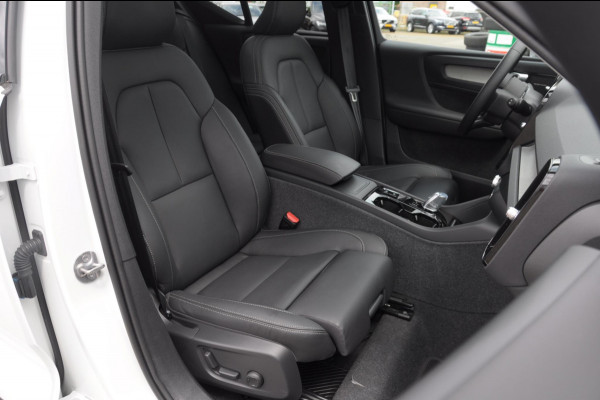 Volvo XC40 211PK Automaat B4 Ultra Dark / Adaptive cruise control / Trekhaak / Elektrische stoelen / Harman Kardon audio / Pilot assist / BLIS / Stoel en stuur verwarming / Elektrische achterklep / Parkeersensoren met 360 camera / Google infotainment