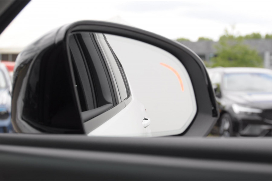 Volvo XC40 211PK Automaat B4 Ultra Dark / Adaptive cruise control / Trekhaak / Elektrische stoelen / Harman Kardon audio / Pilot assist / BLIS / Stoel en stuur verwarming / Elektrische achterklep / Parkeersensoren met 360 camera / Google infotainment