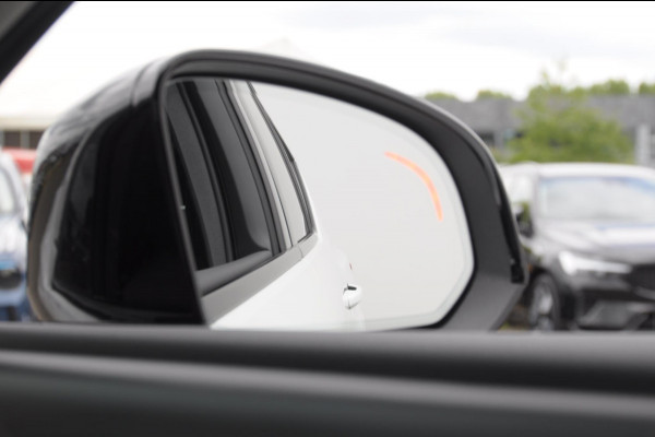 Volvo XC40 211PK Automaat B4 Ultra Dark / Adaptive cruise control / Trekhaak / Elektrische stoelen / Harman Kardon audio / Pilot assist / BLIS / Stoel en stuur verwarming / Elektrische achterklep / Parkeersensoren met 360 camera / Google infotainment
