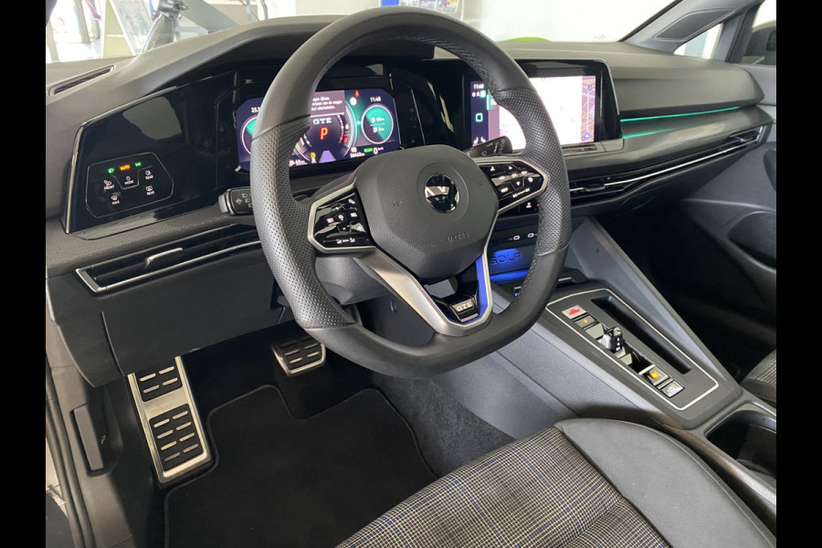 Volkswagen Golf 1.4 eHybrid GTE | Panodak | IQ- Light |Head-up Display / dodehoek | Stoelverwarming / carplay