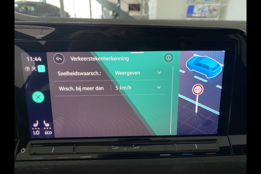 Volkswagen Golf 1.4 eHybrid GTE | Panodak | IQ- Light |Head-up Display / dodehoek | Stoelverwarming / carplay