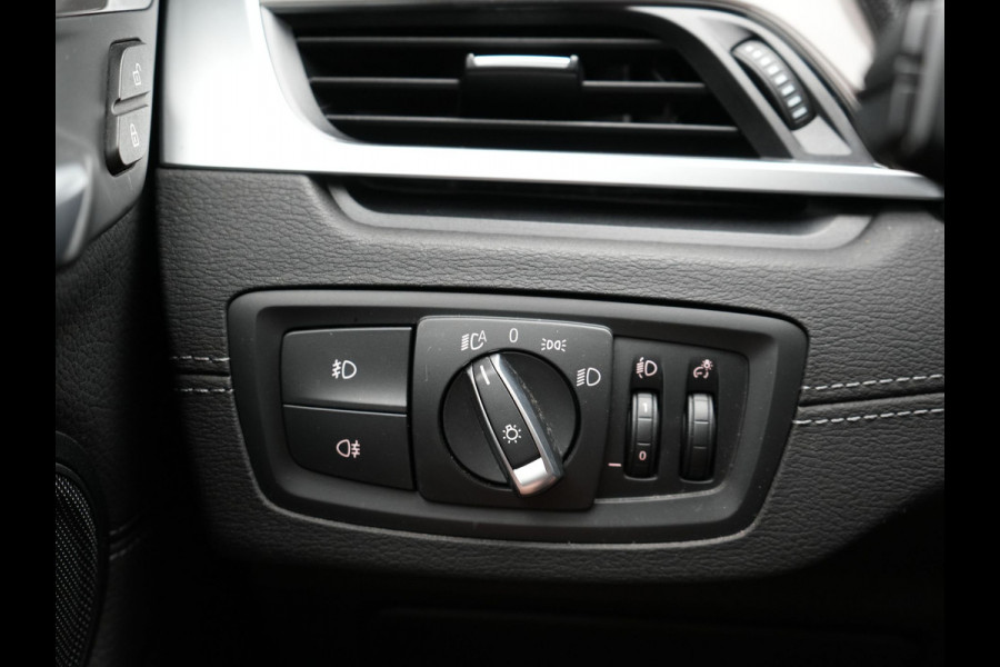 BMW X1 xDrive25e xLine PLug in Hybrid 220 pk | PHEV | Navi Pro | DAB | 18"L.M | LED Koplampen | Stoelverwarming | Sfeerverlichting |