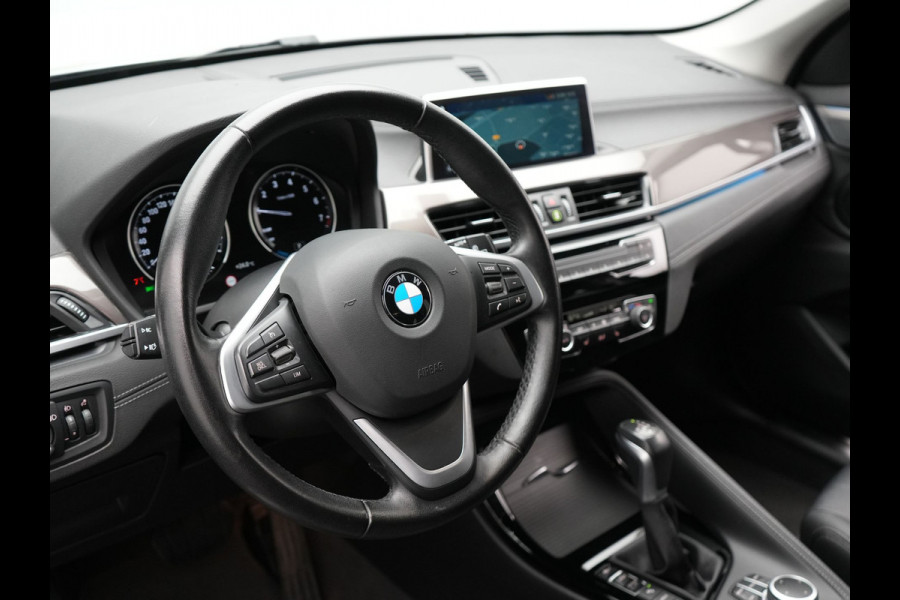 BMW X1 xDrive25e xLine PLug in Hybrid 220 pk | PHEV | Navi Pro | DAB | 18"L.M | LED Koplampen | Stoelverwarming | Sfeerverlichting |