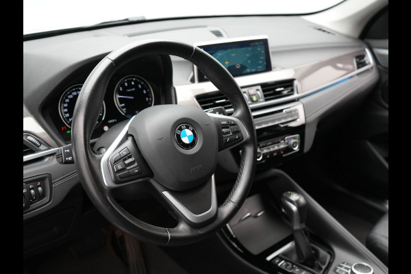 BMW X1 xDrive25e xLine PLug in Hybrid 220 pk | PHEV | Navi Pro | DAB | 18"L.M | LED Koplampen | Stoelverwarming | Sfeerverlichting |