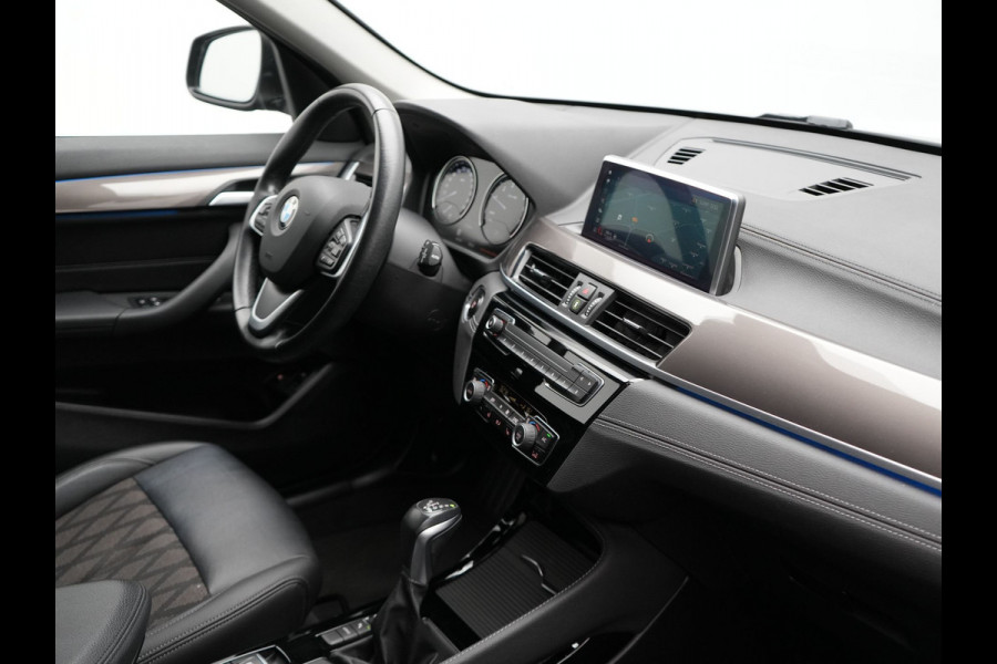 BMW X1 xDrive25e xLine PLug in Hybrid 220 pk | PHEV | Navi Pro | DAB | 18"L.M | LED Koplampen | Stoelverwarming | Sfeerverlichting |