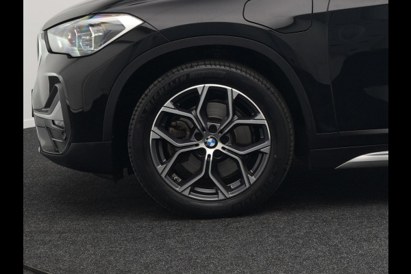 BMW X1 xDrive25e xLine PLug in Hybrid 220 pk | PHEV | Navi Pro | DAB | 18"L.M | LED Koplampen | Stoelverwarming | Sfeerverlichting |
