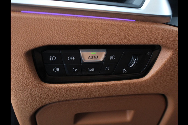 BMW 3 Serie Touring 318i High Executive Edition Leder Navigatie Apple Carplay/Android Auto Camera Parkeersensoren Virtual Cockpit Stoelverwarming Cruise Control Ledverlichting Getinte ramen Climate Control