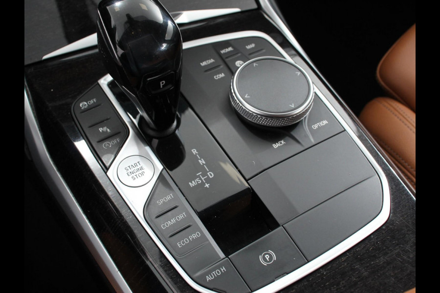 BMW 3 Serie Touring 318i High Executive Edition Leder Navigatie Apple Carplay/Android Auto Camera Parkeersensoren Virtual Cockpit Stoelverwarming Cruise Control Ledverlichting Getinte ramen Climate Control