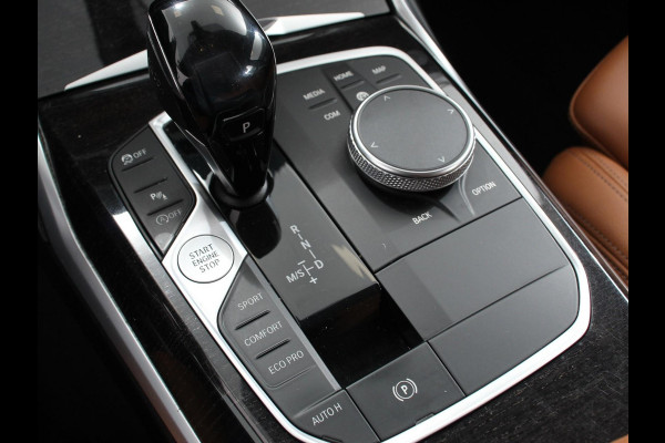 BMW 3 Serie Touring 318i High Executive Edition Leder Navigatie Apple Carplay/Android Auto Camera Parkeersensoren Virtual Cockpit Stoelverwarming Cruise Control Ledverlichting Getinte ramen Climate Control