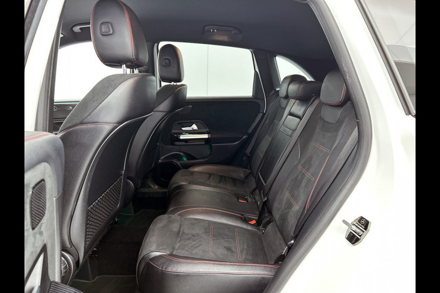 Mercedes-Benz B-Klasse 180 Business Solution AMG | Lichtmetalen velgen | Night pack \ Navigatie MBUX wide screen | Parking support | Inclusief 12 Maanden Garantie