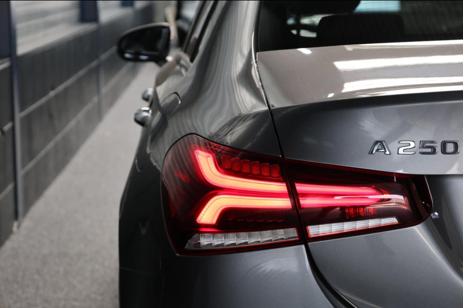 Mercedes-Benz A-Klasse 250 e AMG Line LED/SFEER/PANORAMADAK/LEER+S.VERWARMING+MEMORY/19"LMV/360 CAM/LINE/ACC/ECC/12 MDN GARANTIE!