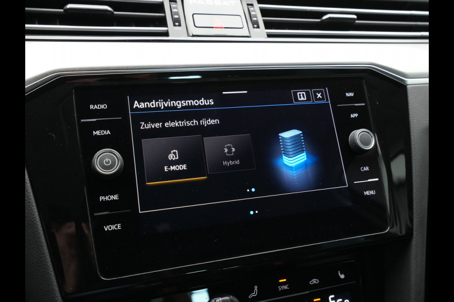 Volkswagen Passat Variant 1.4 TSI 218pk PHEV GTE Navigatie iQ Light Side Assist Camera