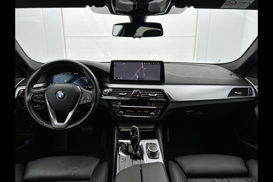 BMW 5 Serie Touring 520e Business Edition Plus (TREKHAAK ELETK. WEGKLAPBAAR, DEALER ONDERHOUDER, ELEKT. STOELEN, SFEERVERLICHTING)