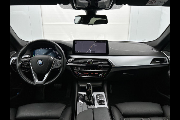 BMW 5 Serie Touring 520e Business Edition Plus (TREKHAAK ELETK. WEGKLAPBAAR, DEALER ONDERHOUDER, ELEKT. STOELEN, SFEERVERLICHTING)