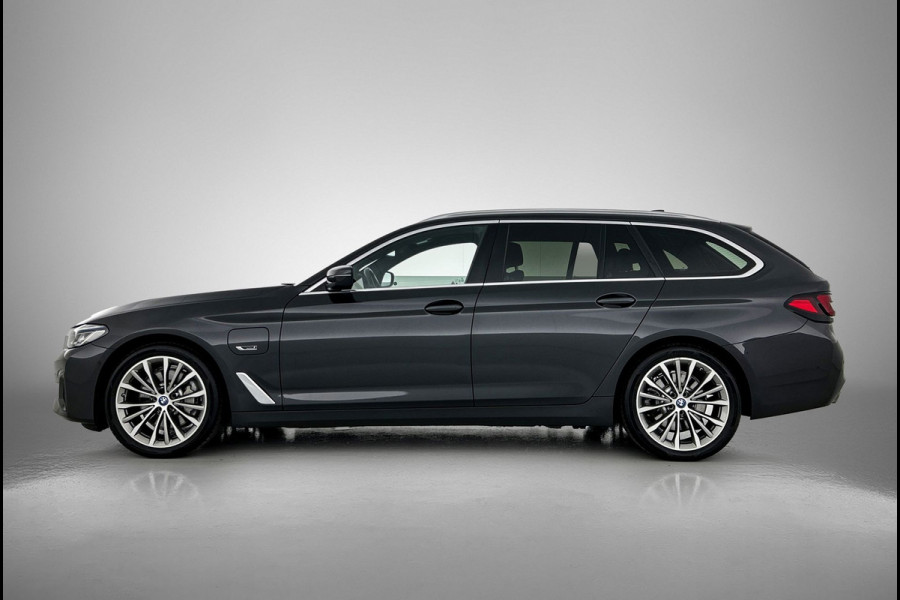 BMW 5 Serie Touring 520e Business Edition Plus (TREKHAAK ELETK. WEGKLAPBAAR, DEALER ONDERHOUDER, ELEKT. STOELEN, SFEERVERLICHTING)