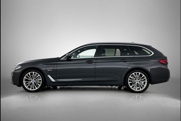BMW 5 Serie Touring 520e Business Edition Plus (TREKHAAK ELETK. WEGKLAPBAAR, DEALER ONDERHOUDER, ELEKT. STOELEN, SFEERVERLICHTING)