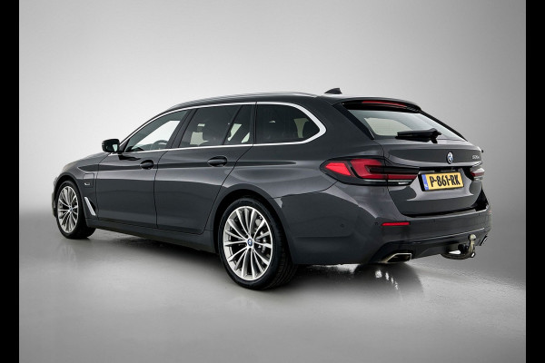 BMW 5 Serie Touring 520e Business Edition Plus (TREKHAAK ELETK. WEGKLAPBAAR, DEALER ONDERHOUDER, ELEKT. STOELEN, SFEERVERLICHTING)