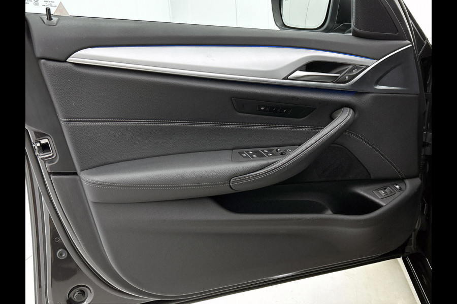 BMW 5 Serie Touring 520e Business Edition Plus (TREKHAAK ELETK. WEGKLAPBAAR, DEALER ONDERHOUDER, ELEKT. STOELEN, SFEERVERLICHTING)
