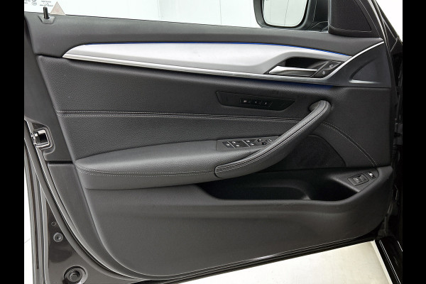 BMW 5 Serie Touring 520e Business Edition Plus (TREKHAAK ELETK. WEGKLAPBAAR, DEALER ONDERHOUDER, ELEKT. STOELEN, SFEERVERLICHTING)