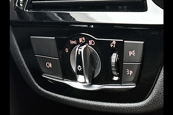 BMW 5 Serie Touring 520e Business Edition Plus (TREKHAAK ELETK. WEGKLAPBAAR, DEALER ONDERHOUDER, ELEKT. STOELEN, SFEERVERLICHTING)