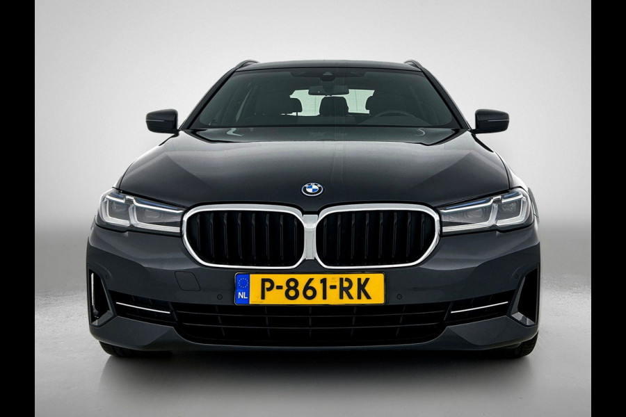BMW 5 Serie Touring 520e Business Edition Plus (TREKHAAK ELETK. WEGKLAPBAAR, DEALER ONDERHOUDER, ELEKT. STOELEN, SFEERVERLICHTING)