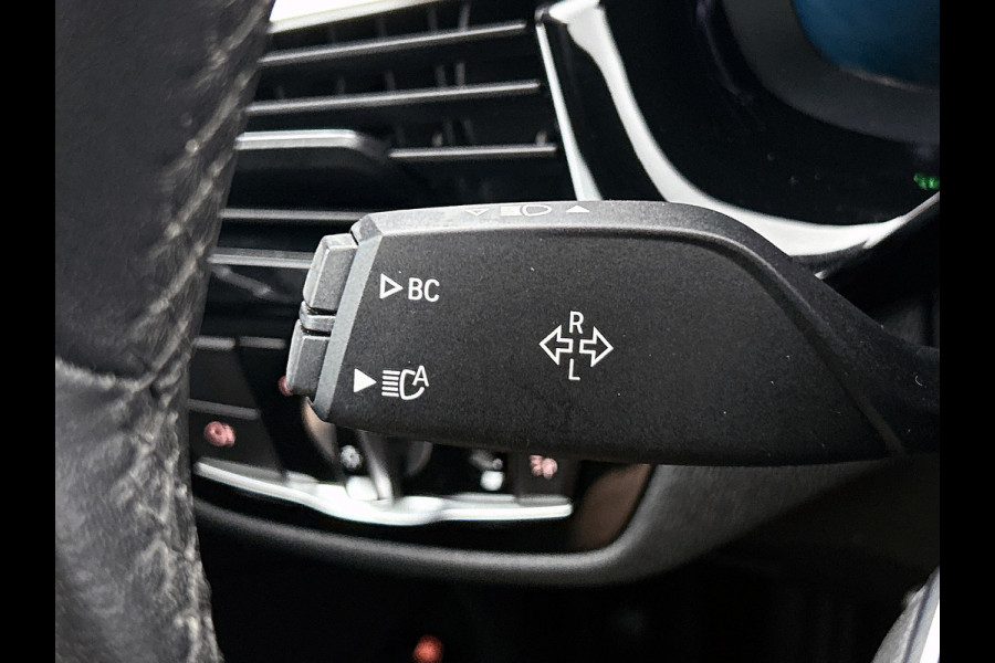 BMW 5 Serie Touring 520e Business Edition Plus (TREKHAAK ELETK. WEGKLAPBAAR, DEALER ONDERHOUDER, ELEKT. STOELEN, SFEERVERLICHTING)