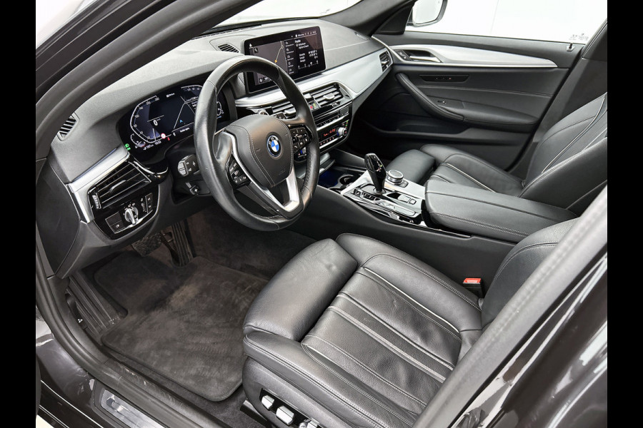 BMW 5 Serie Touring 520e Business Edition Plus (TREKHAAK ELETK. WEGKLAPBAAR, DEALER ONDERHOUDER, ELEKT. STOELEN, SFEERVERLICHTING)