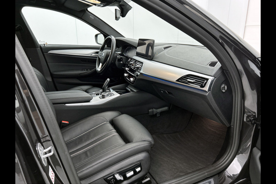 BMW 5 Serie Touring 520e Business Edition Plus (TREKHAAK ELETK. WEGKLAPBAAR, DEALER ONDERHOUDER, ELEKT. STOELEN, SFEERVERLICHTING)