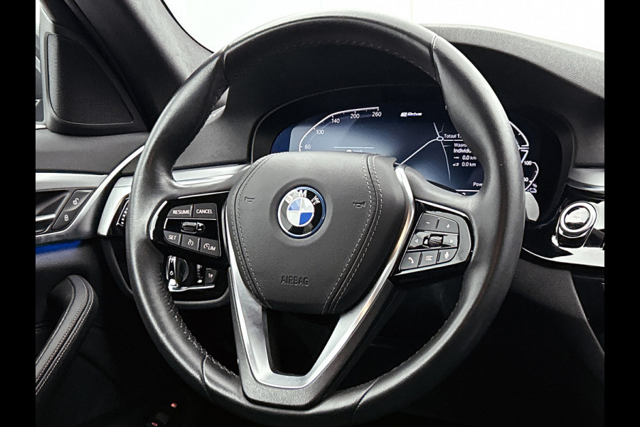 BMW 5 Serie Touring 520e Business Edition Plus (TREKHAAK ELETK. WEGKLAPBAAR, DEALER ONDERHOUDER, ELEKT. STOELEN, SFEERVERLICHTING)